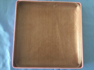 1、#中式点心#黄金烤年糕,准备一个28*28的烤盘，垫上油纸