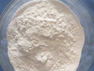 2、#中式点心#黄金烤年糕,用一大碗放入糯米粉