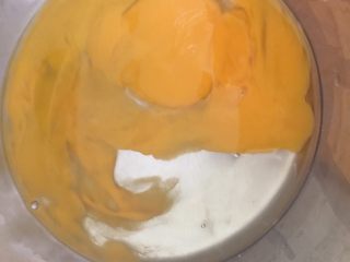 4、#中式点心#黄金烤年糕,用一大碗打入鸡蛋，用手动打蛋器打散