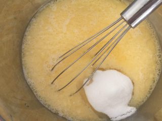 5、#中式点心#黄金烤年糕,放入油、糖、奶，搅拌均匀