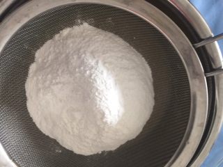 6、#中式点心#黄金烤年糕,筛入粉类混合物