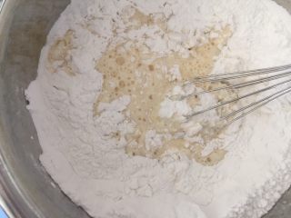 7、#中式点心#黄金烤年糕,用手动打蛋器搅拌均匀