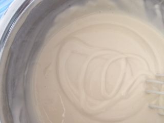 8、#中式点心#黄金烤年糕,搅拌好的面糊是浓稠可流动的，舀起一些面糊划图不会马上消失