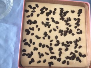 9、#中式点心#黄金烤年糕,均匀放入提子干