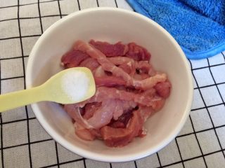 3、鱼香肉丝,猪肉切丝，加少许盐。