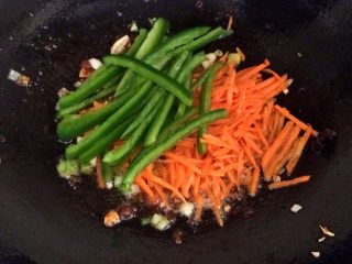 13、鱼香肉丝,加入青椒丝。