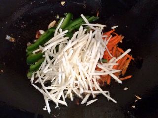 14、鱼香肉丝,加入茭白笋丝。