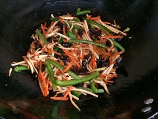 16、鱼香肉丝,翻炒均匀。