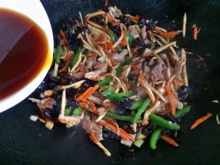 18、鱼香肉丝,加入刚才调好的鱼香汁。