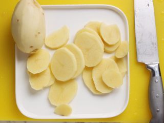 1、香辣干锅土豆片,土豆洗净去皮，切片。别太薄，也别太厚了，5mm左右。