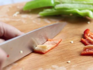 2、香辣干锅土豆片,青红椒去籽切成菱形块。