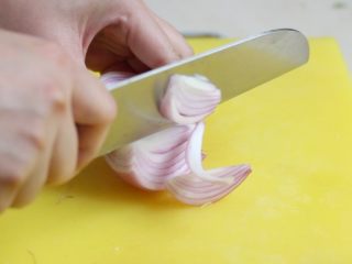 3、香辣干锅土豆片,洋葱切块，蒜切片，大葱葱白段剥开切条状。