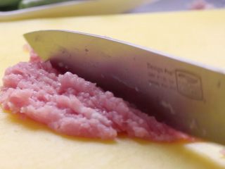 4、香辣干锅土豆片,猪肉绞成糜，可以加些许料酒、生粉腌一下。