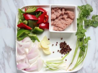 5、香辣干锅土豆片,处理好的配料准备妥当。