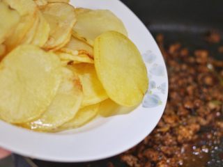 12、香辣干锅土豆片,下煎好的土豆片，翻匀。