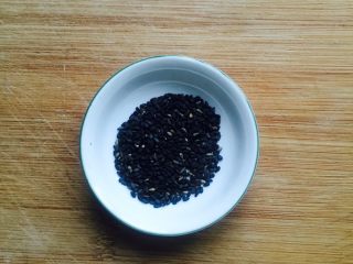 2、桂花红糖年糕,熟黑芝麻