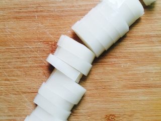 4、桂花红糖年糕,年糕切片，如图所示不要切的太厚