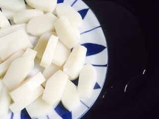 7、桂花红糖年糕,浸泡后的年糕沥干水分倒入锅里