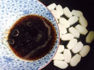 9、桂花红糖年糕,倒入兑匀的红糖水，莫过年糕的1/3即可