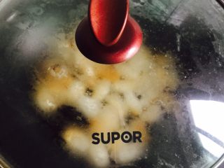 11、桂花红糖年糕,盖上锅盖中小火焖煮五分钟