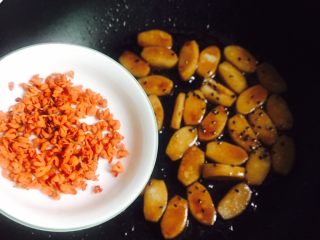 15、桂花红糖年糕,撒干桂花翻炒均匀