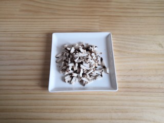 4、香菇鸡肉燕麦粥,香菇切小丁。