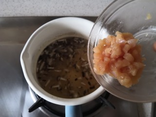 6、香菇鸡肉燕麦粥,煮开后转小火，加入鸡肉。
