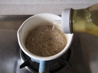 10、香菇鸡肉燕麦粥,加入食用油。