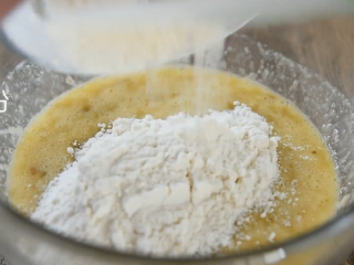 3、2分钟学会健康减脂早餐——香蕉松饼,倒入面粉，搅拌成糊状