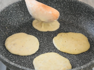 5、2分钟学会健康减脂早餐——香蕉松饼,无油小火煎即可