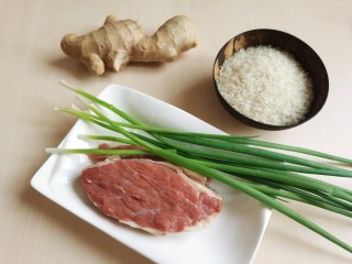1、生滚牛肉粥,准备所需要的食材。