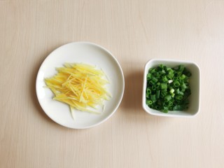 2、生滚牛肉粥,生姜切成细一点的姜丝,小葱切成葱花备用。