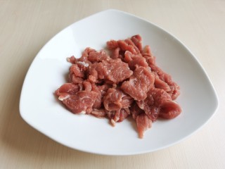 3、生滚牛肉粥,牛肉切成薄片,牛肉最好选择牛里脊部位,里脊肉会比较嫩。