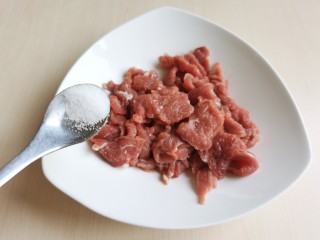 4、生滚牛肉粥,切好的牛肉片最好提前腌制一段时间,让肉片入味去腥。牛肉片里加入少许的食盐。