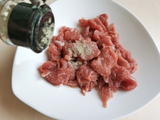5、生滚牛肉粥,加入少许白胡椒粉。