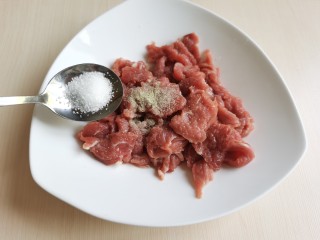 6、生滚牛肉粥,加入少许的料酒和白糖。