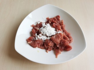 7、生滚牛肉粥,再加入少许的淀粉。