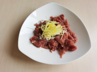 8、生滚牛肉粥,加入切好的姜丝,用手抓匀。