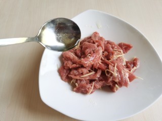 9、生滚牛肉粥,最后加入适量食用油,用手抓匀后,盖上保鲜膜放入冰箱冷藏腌制。