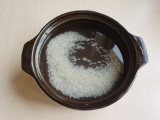 10、生滚牛肉粥,大米淘洗干净,浸泡约1小时左右。加开水煮粥。开水下锅会避免粘锅,也比较节省时间。