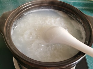 11、生滚牛肉粥,先用大火煮开,再转小火熬煮到米粥粘稠。其间不时的搅动一下,防止米粥糊锅。