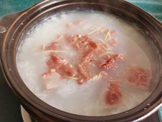 12、生滚牛肉粥,将腌好的牛肉片放入米粥里。