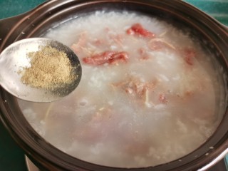13、生滚牛肉粥,根据口味再加入适量的盐和白胡椒粉。