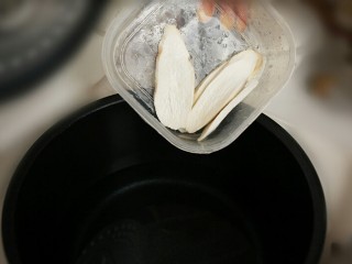 2、四味养阴粥,将山药洗净，放入锅中