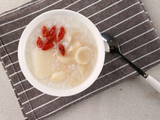 6、四味养阴粥,起锅后放入冰糖闷5分钟，搅拌使冰糖融化