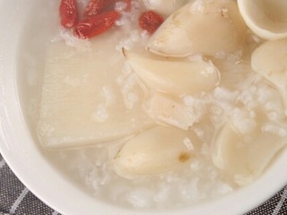 7、四味养阴粥,撒上枸杞，美味哒养阴滋补粥就煮好啦