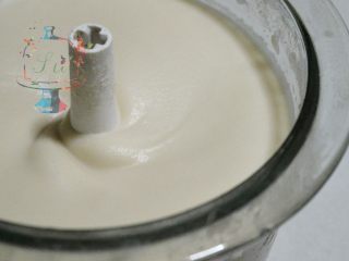 2、我们不是冰皮月饼，是很正经的日式和菓子,去皮后的芸豆沥干水分，加入配方中的2kg水，电饭煲蒸50分钟。然后倒出沥干水分。加入料理机或者打碎机，打碎。要的打的非常的细腻不要有大颗粒