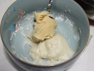 8、我们不是冰皮月饼，是很正经的日式和菓子, 取少量芸豆泥和蒸好的【步骤8】混合拌匀。每加入一次芸豆泥都要混合均匀后才可以加入下一次。
