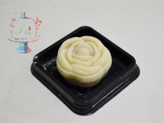 23、我们不是冰皮月饼，是很正经的日式和菓子, 喷过水雾之后，表面就没有那么明显的浮粉了。不能喷多，一定要是喷雾，不然花纹就会糊掉。