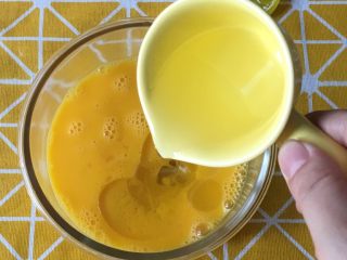 4、鸡蛋小饼,倒入植物油，搅拌均匀